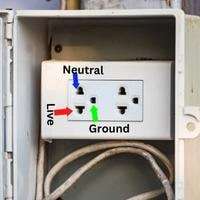 identify ground live and neutral wire in a receptacle